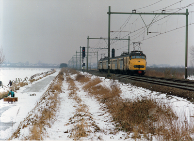 351195 Afbeelding van een electrisch treinstel mat. 1954 (plan F) van de N.S. nabij Geldermalsen, tijdens winterse ...